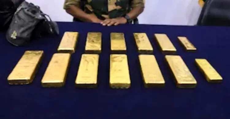 নারীর ব্যাগে লুকানো ছিল ৩০ কোটি টাকার সোনা