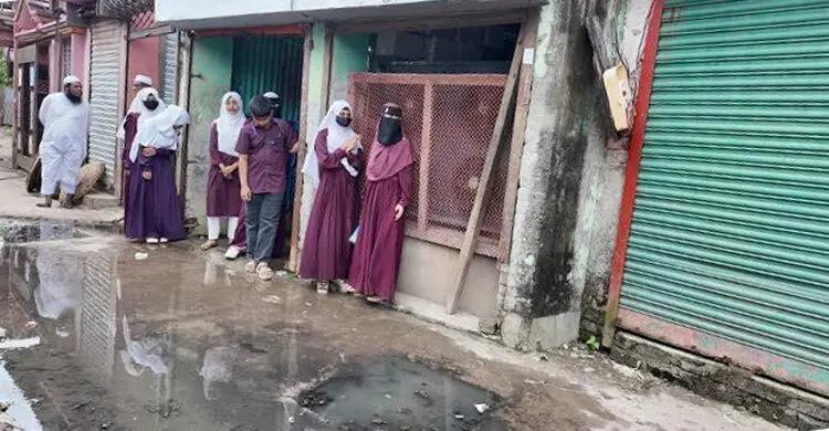 মাছ বাজারের ময়লা-দুর্গন্ধে স্কুলে যেতেই অনীহা শিক্ষার্থীদের