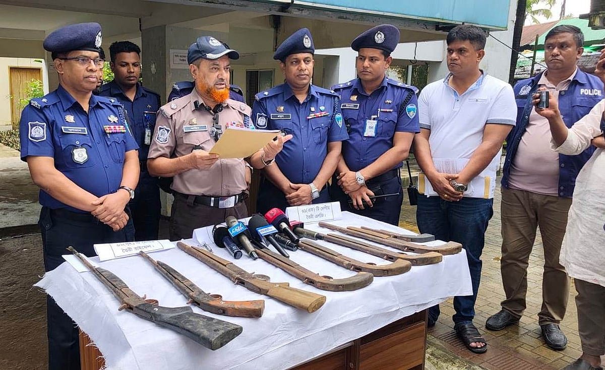 অটোরিকশায় পাওয়া গেল পলিথিনে মোড়ানো ৮টি আগ্নেয়াস্ত্র, দুজন গ্রেপ্তার