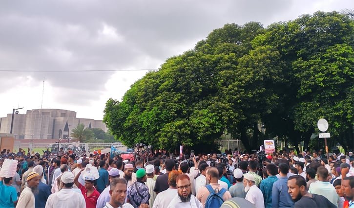 সংসদ ভবনের সামনে জামায়াত-জোটের অবস্থান