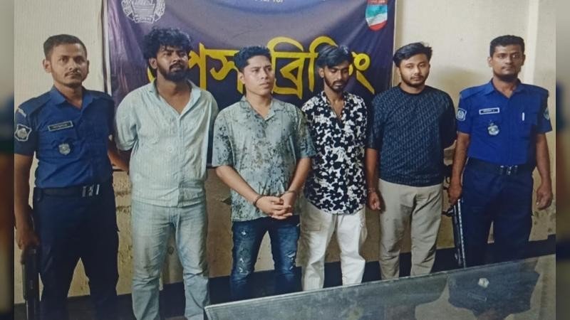 যশোরে পুলিশের যৌথ অভিযানে চট্টগ্রামের শীর্ষ সন্ত্রাসী ডেভিড ইমনসহ আটক ৫