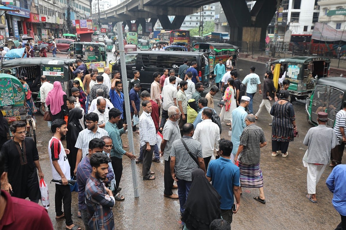 সড়কে গাড়ির অপেক্ষায় মানুষ, চট্টগ্রামে ভাড়া বাড়ানোর দাবিতে বন্ধ মিনিবাস চলাচল