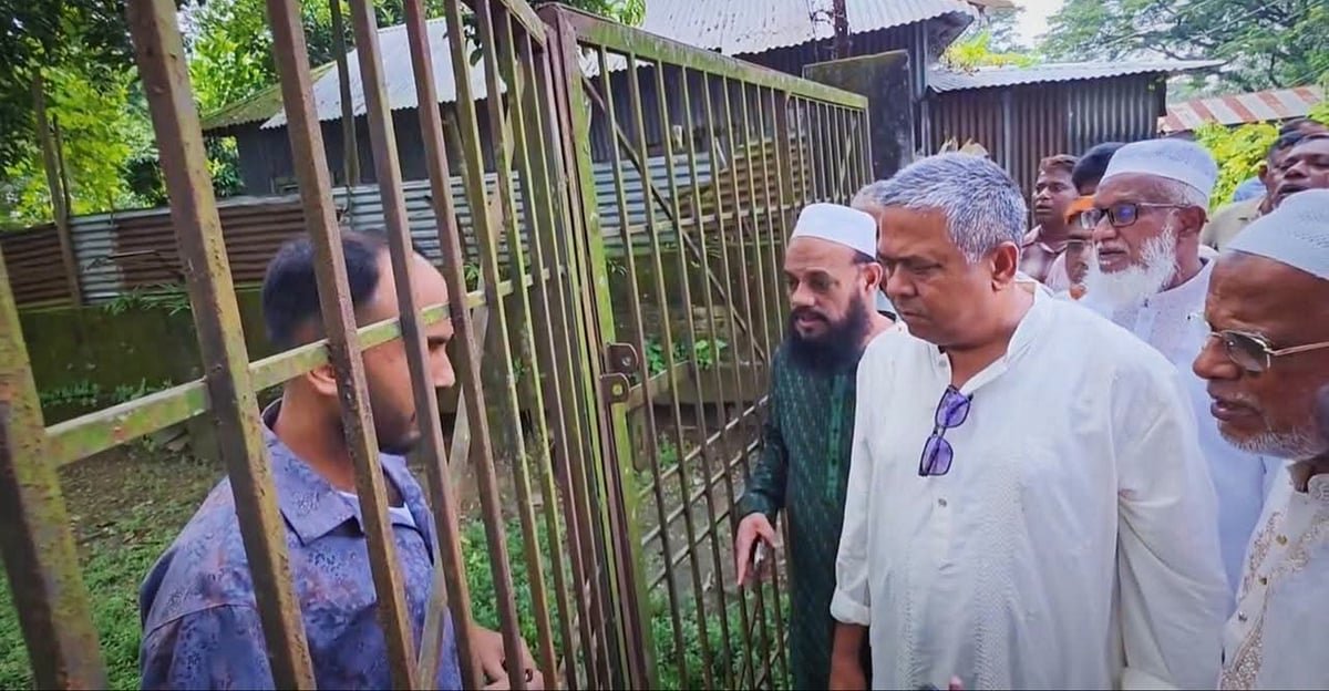 গাজীপুরে স্বাস্থ্যকেন্দ্রের তালাবদ্ধ ফটক দেখে সংসদ সদস্যের ক্ষোভ