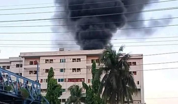 মমেক হাসপাতালে আগুন, হুড়োহুড়িতে কয়েকজন আহত