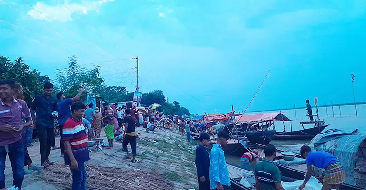 নতুন পানিতে প্রাণ ফিরেছে পদ্মায়, নদীপাড়ে ভিড় দর্শনার্থীদের