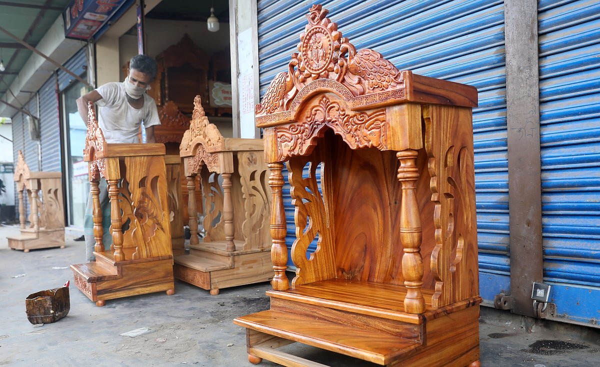 কাঠের কারুকাজে ঠাকুরের সিংহাসন