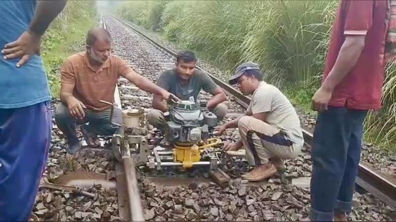 নাটোরে রেললাইন ভেঙে ট্রেন চলাচল বন্ধ, ৪ ঘণ্টা পর স্বাভাবিক
