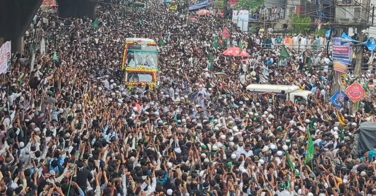 তাকবির-দরুদে মুখর চট্টগ্রাম, ‘জশনে জুলুসে’ মানুষের ঢল
