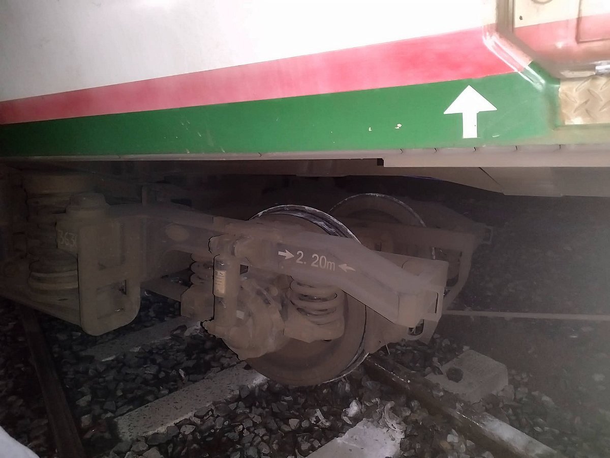 সান্তাহারে লাইনচ্যুত বগি রেখে ছাড়ল কুড়িগ্রাম এক্সপ্রেস, অন্য ট্রেনের চলাচল বন্ধ