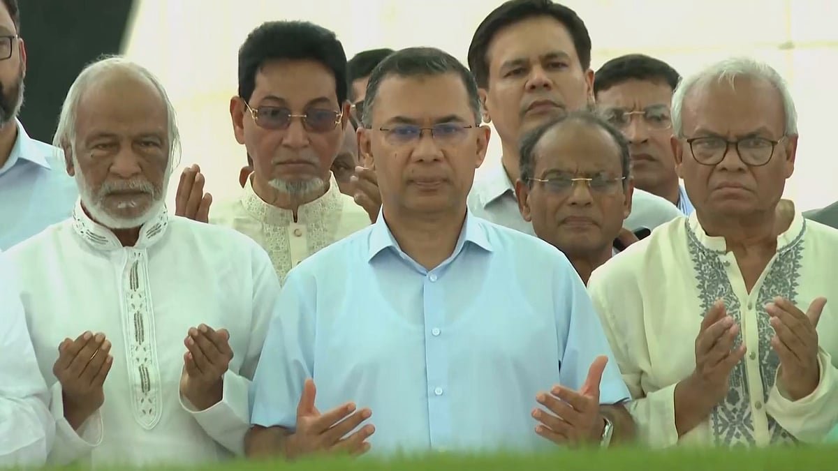 মা–বাবার কবরে শ্রদ্ধা জানিয়ে বিএনপির ৪৮তম প্রতিষ্ঠাবার্ষিকীর কর্মসূচি শুরু প্রধানমন্ত্রীর