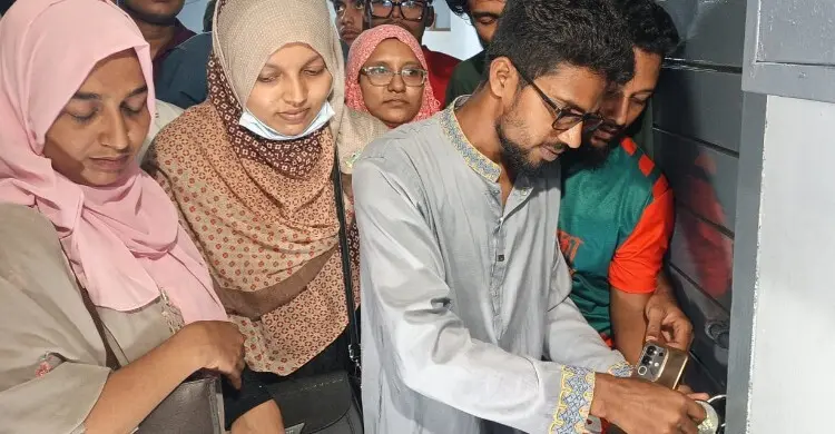 ‎বরিশাল সিভিল সার্জনের অপসারণ দাবিতে কক্ষে তালা