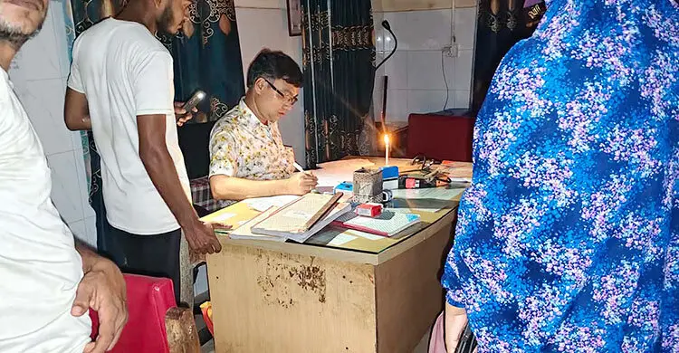 লোডশেডিংয়ে মোমবাতির আলোয় চলে শ্রীমঙ্গল হাসপাতালের জরুরি সেবা