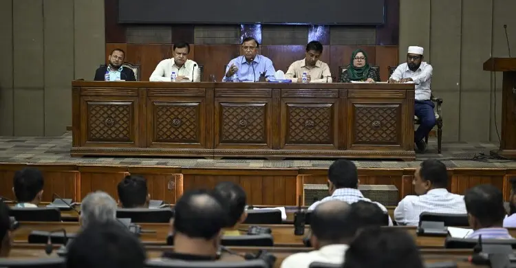 রাস্তায় ময়লা ফেললে গুনতে হবে জরিমানা