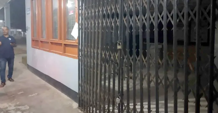 বাকৃবির তিন ভবনে কর্মকর্তাদের তালা, উপাচার্যের আশ্বাসে অবমুক্ত