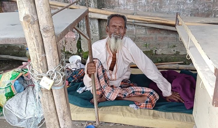 রাস্তার পাশে পরিচয়হীন বৃদ্ধের বছর পার