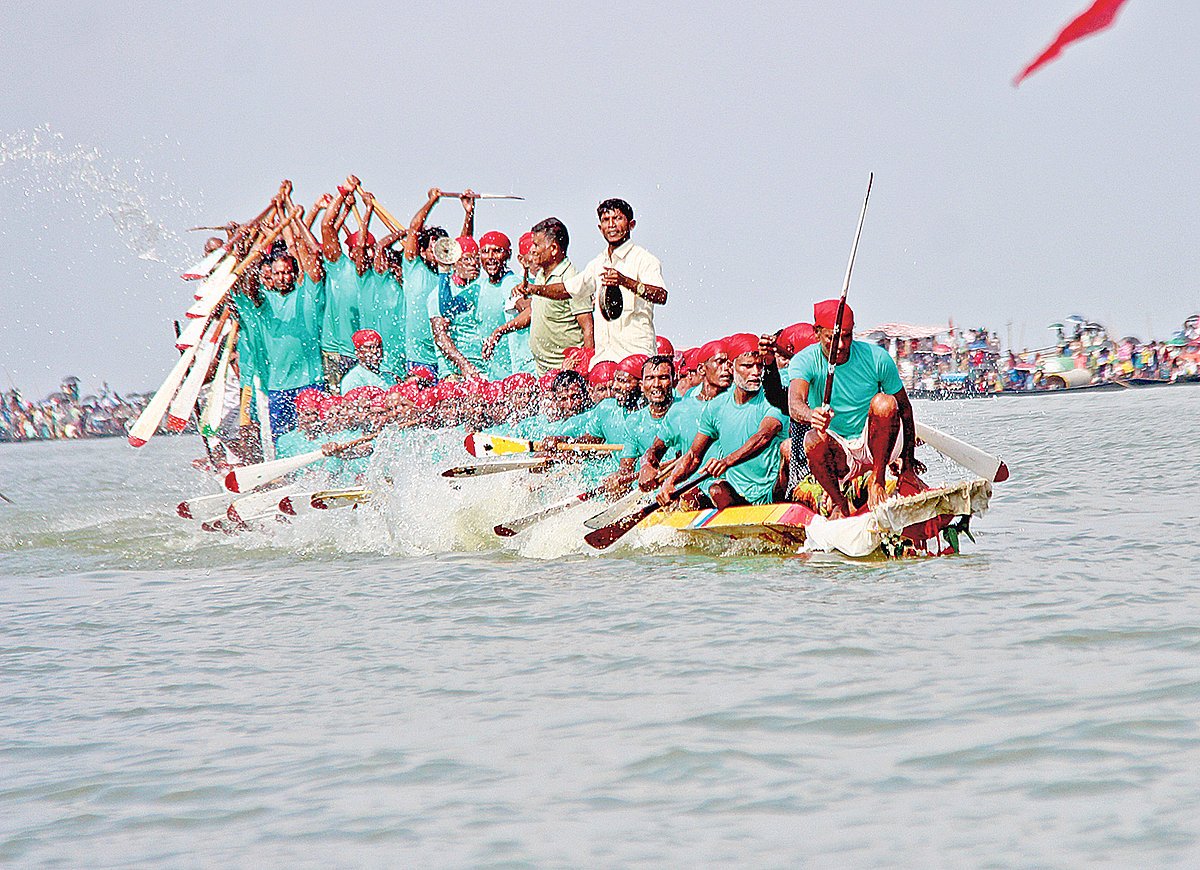 হাওরে জাঁকজমকপূর্ণ নৌকাবাইচ
