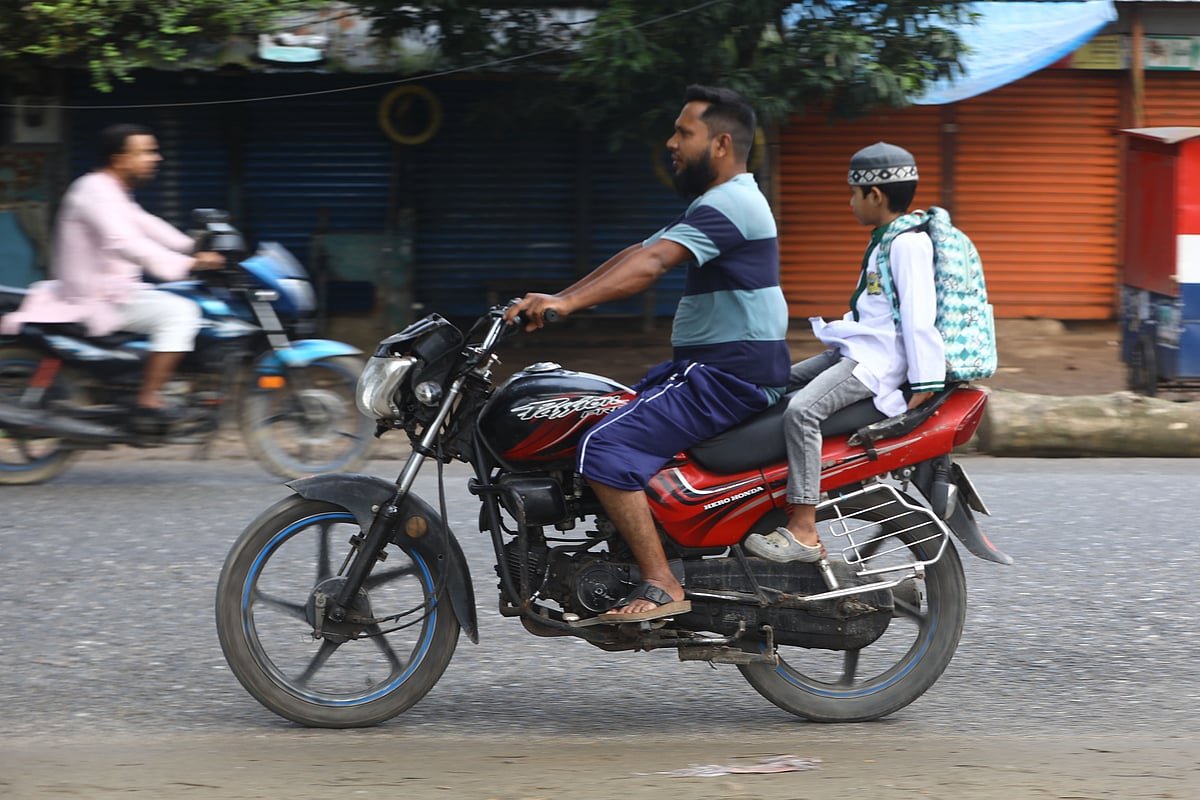 হেলমেটহীন বিপজ্জনক যাত্রা
