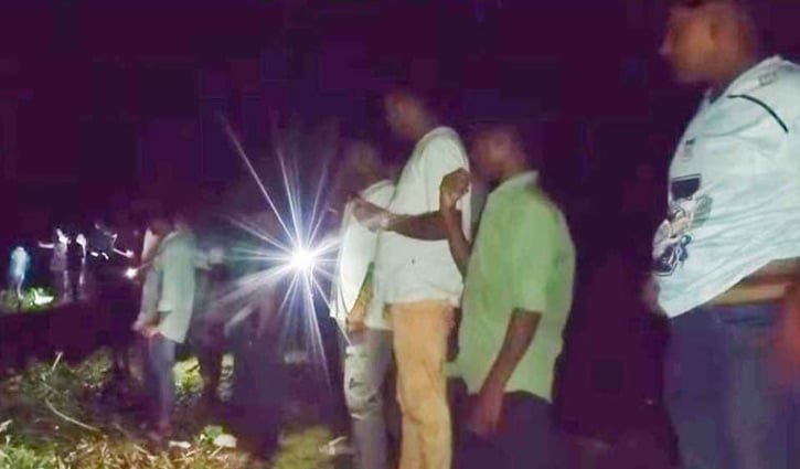 নড়াইলে নবগঙ্গায় ফেরির ধাক্কায় নৌকা ডুবে জেলে নিখোঁজ