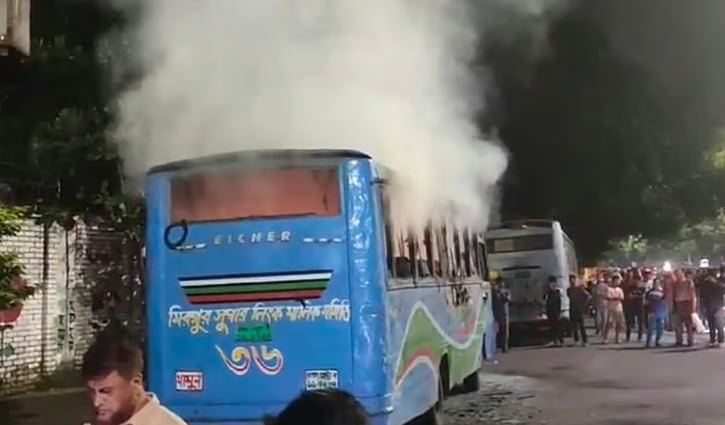 রাজধানীর ৭ স্থানে ককটেল বিস্ফোরণ, থানার সামনে বাসে আগুন