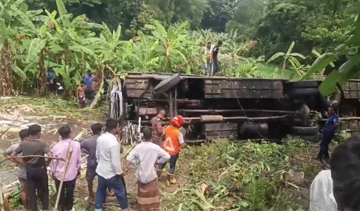 গোপালগ‌ঞ্জে যাত্রীবাহী বাস খাঁদে পড়ে নিহত ৩, আহত ৩০ 