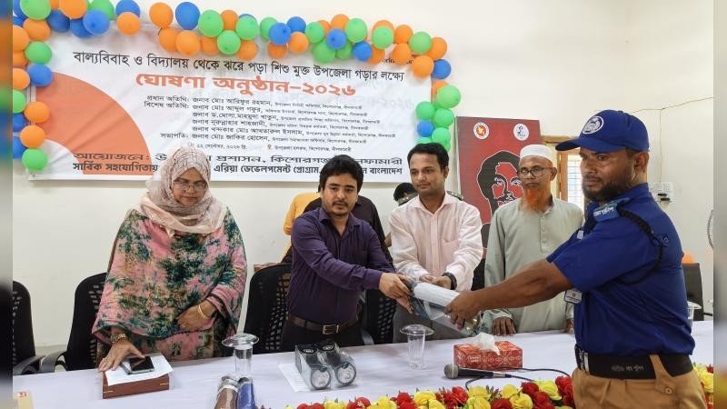 বিশেষ ভূমিকা রাখায় গ্রাম পুলিশকে পুরস্কৃত করলো উপজেলা প্রশাসন