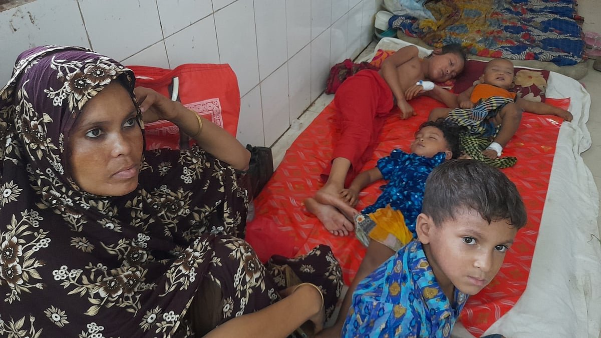 চড়া সুদে ৮ হাজার টাকা ধার, চার সন্তান নিয়ে হাসপাতালে মা
