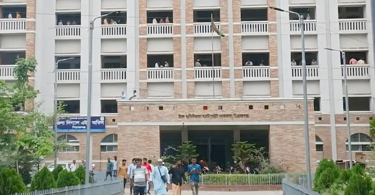 পুলিশকে ধাক্কা দিয়ে আদালতের হাজত থেকে পালালেন আসামি