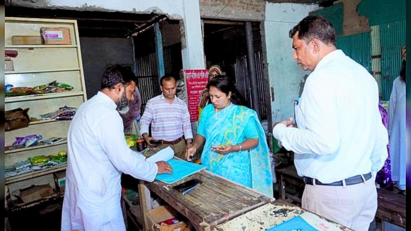 শেরপুরে সার ডিলারদের গুদাম পরিদর্শন