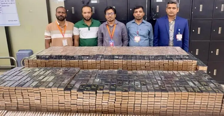 বিমানবন্দরে কোটি টাকার সিগারেট-মোবাইল ফোন জব্দ
