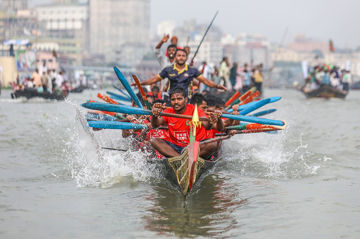 বুড়িগঙ্গায় নৌকাবাইচ