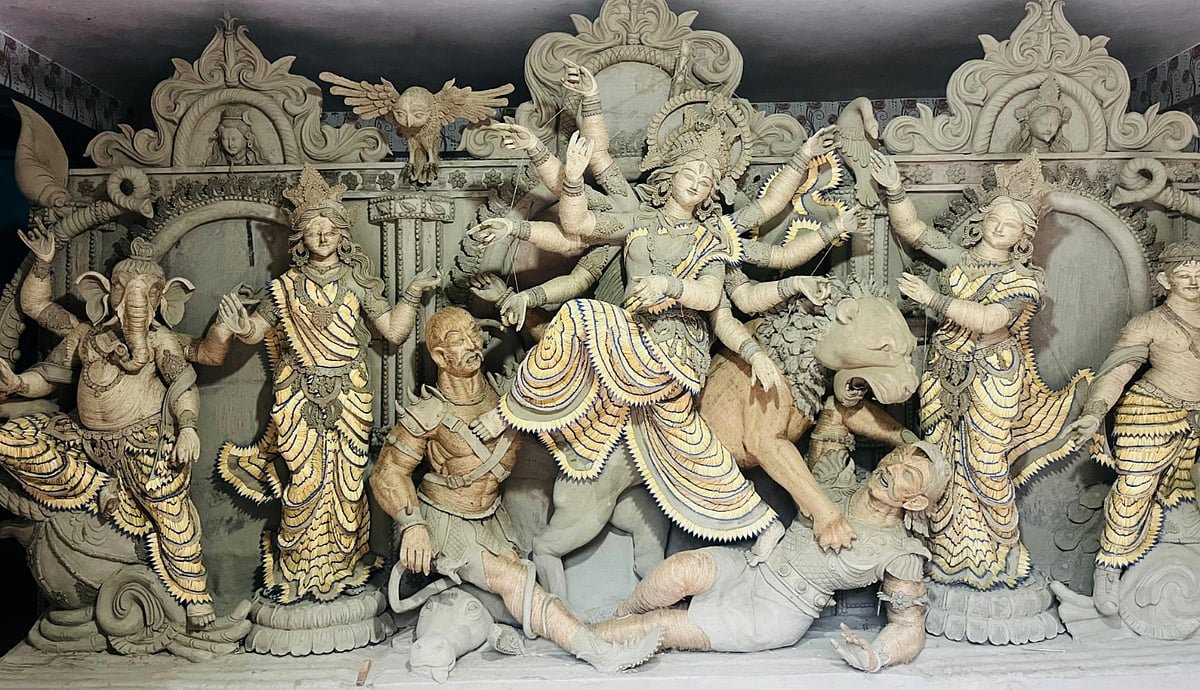 সাতক্ষীরায় দেড় লাখ দেশলাই কাঠিতে দুর্গাপ্রতিমা