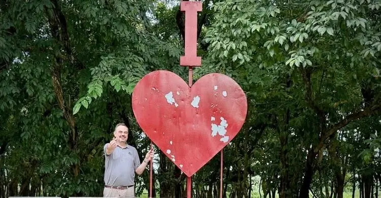 তেঁতুলিয়ায় ঘুরে বেড়াচ্ছেন মার্কিন রাষ্ট্রদূত