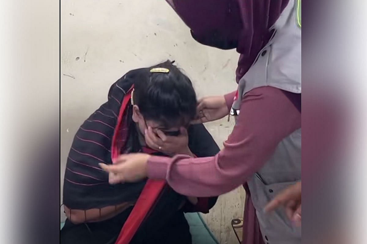 ‘মুখ ঢাকবি না, মাইর হবে’