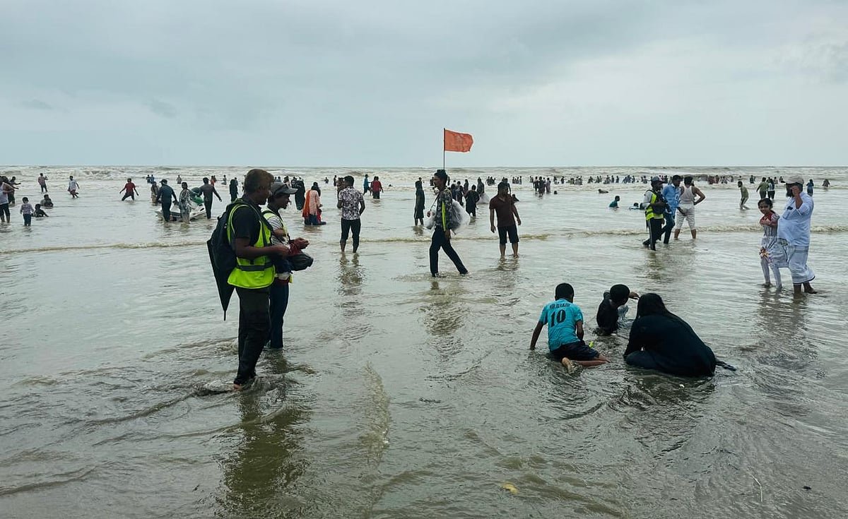 সাগরে গোসল করতে নেমে ভেসে যাচ্ছিলেন তিন পর্যটক, একজনের মৃত্যু, দুজনকে জীবিত উদ্ধার