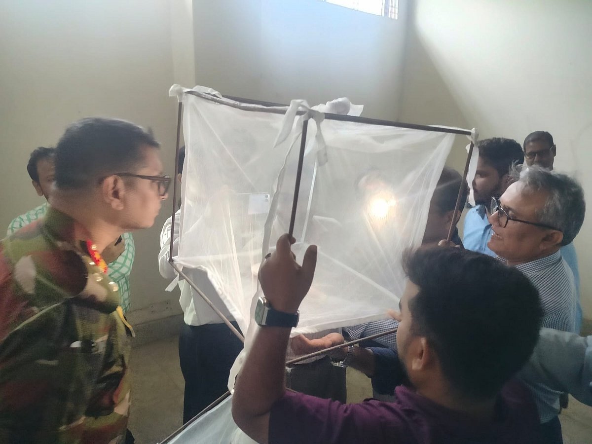 খাঁচায় মশা আটকে ওষুধের ধোঁয়া, ২৪ ঘণ্টা পর পাওয়া গেল ফল