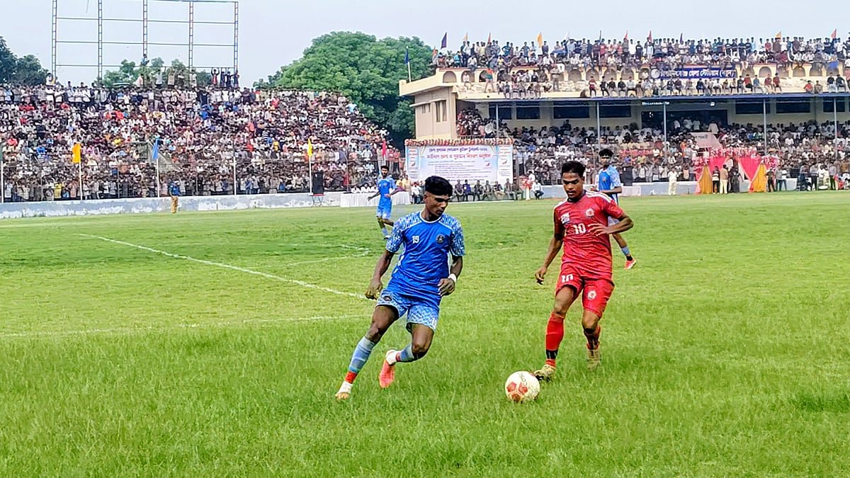 ফুটবল খেলা দেখতে গ্যালারি ছাপিয়ে মাঠে, এমনকি গাছের ডালেও দর্শক