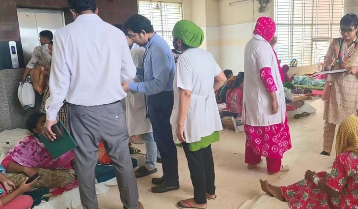 শয্যা না পেয়ে হাসপাতালের মেঝে-করিডোরে রোগী