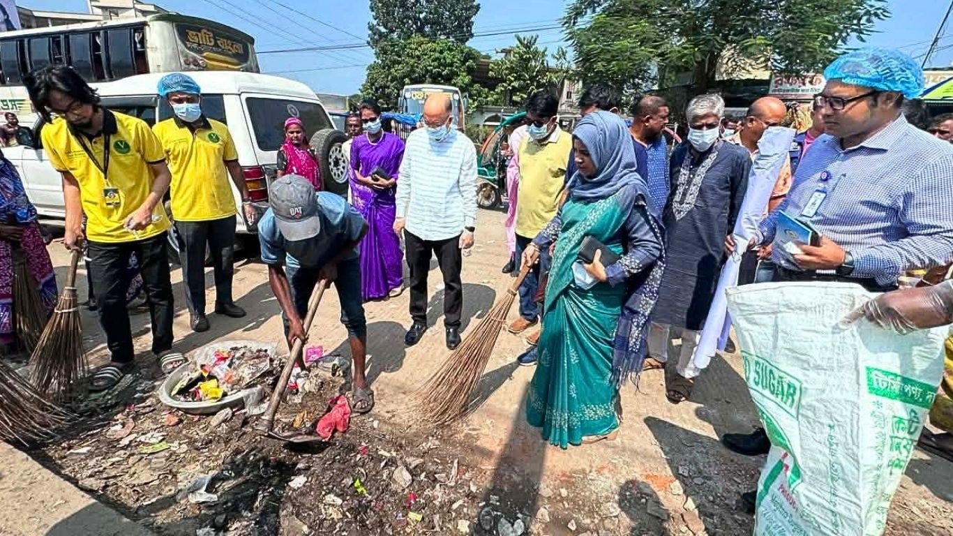 নেত্রকোনা বাসস্ট্যান্ডে সমন্বিত পরিচ্ছন্নতা অভিযান