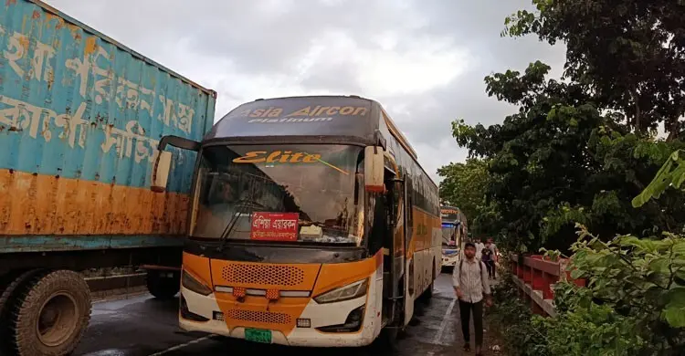 ঢাকা-চট্টগ্রাম মহাসড়কে ভয়াবহ যানজট, চরম দুর্ভোগে ঢাকামুখী যাত্রীরা