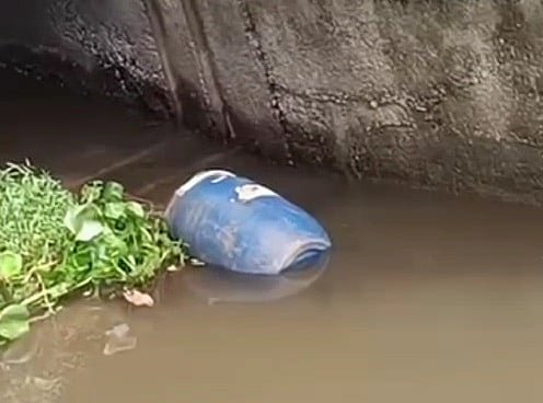 স্লুইসগেটের নিচে পানিতে ভাসছিল প্লাস্টিকের ড্রাম, ভেতরে ছিল অর্ধগলিত মরদেহ