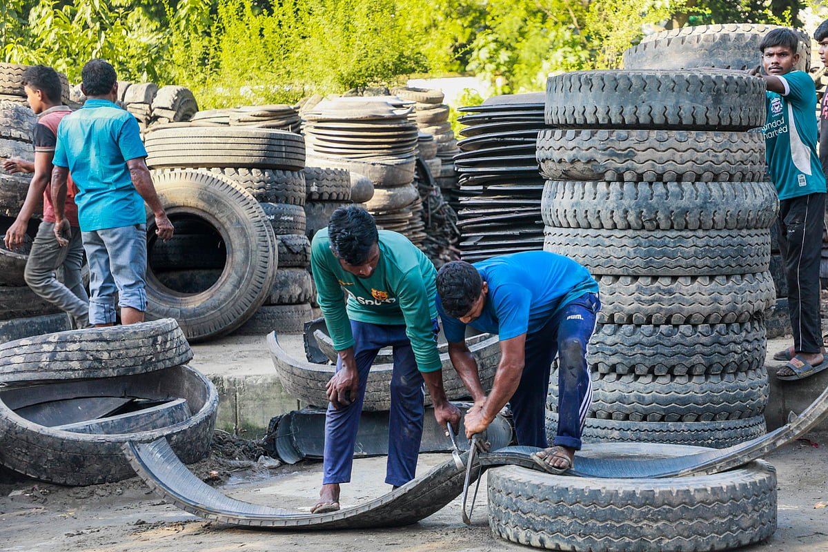 পুরোনো টায়ারেই জীবিকা