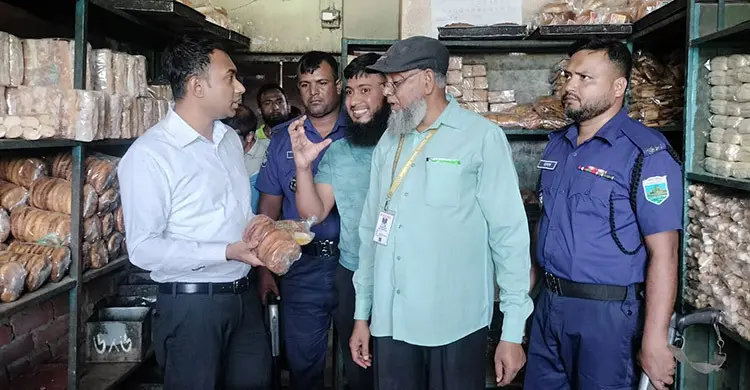 বগুড়ায় অস্বাস্থ্যকর পরিবেশে কেক তৈরি, দুই বেকারিকে জরিমানা