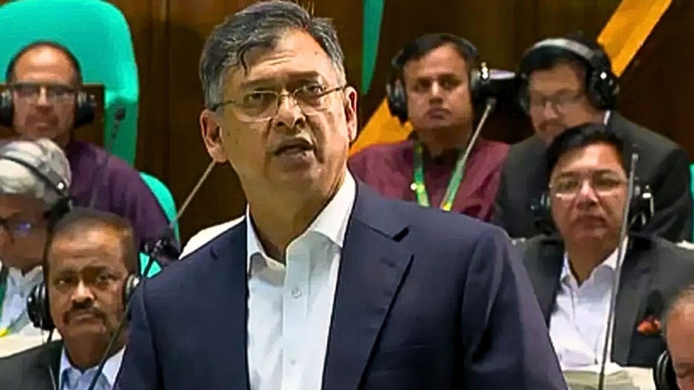২০১৪-২০২৪ পর্যন্ত প্রায় ২০ হাজার আগ্নেয়াস্ত্রের লাইসেন্স দেওয়া হয়েছে: স্বরাষ্ট্রমন্ত্রী