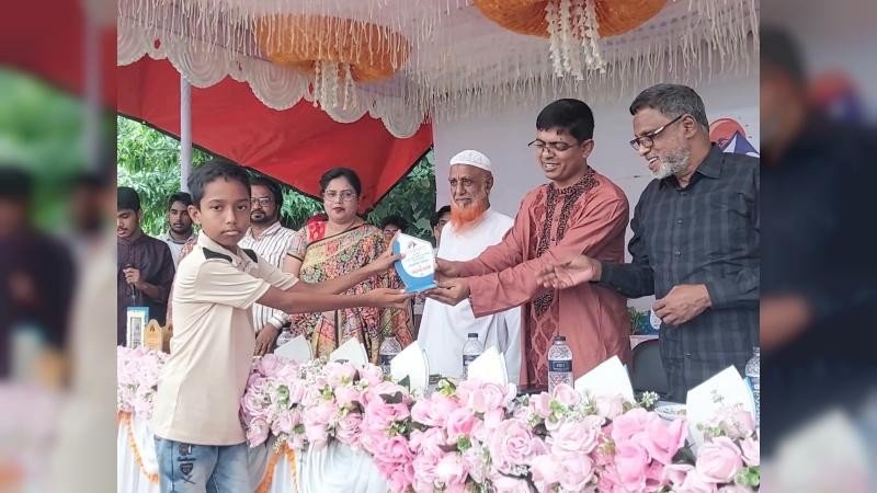শাহজাদপুরে 'আলোকবর্তিকার' বৃক্ষরোপণ কর্মসূচি উদ্বোধন এবং কৃতি শিক্ষার্থীদের সম্মাননা প্রদান