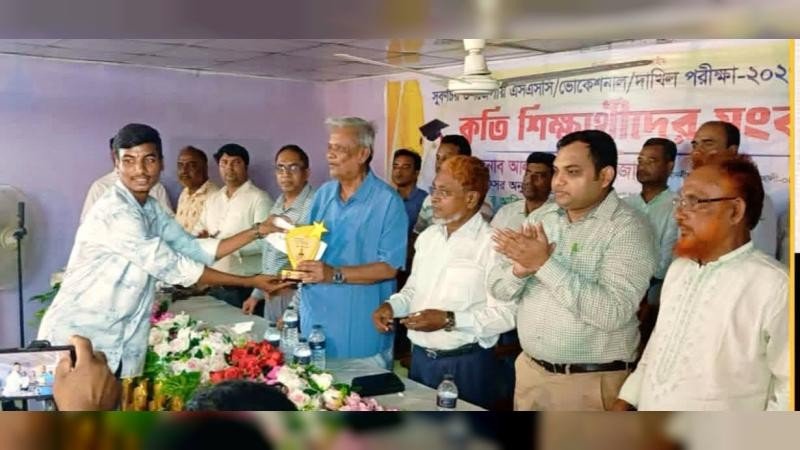 নোয়াখালীতে জিপিএ-৫ প্রাপ্ত ৬০ শিক্ষার্থীকে এমপি শাহজাহানের সংবর্ধনা