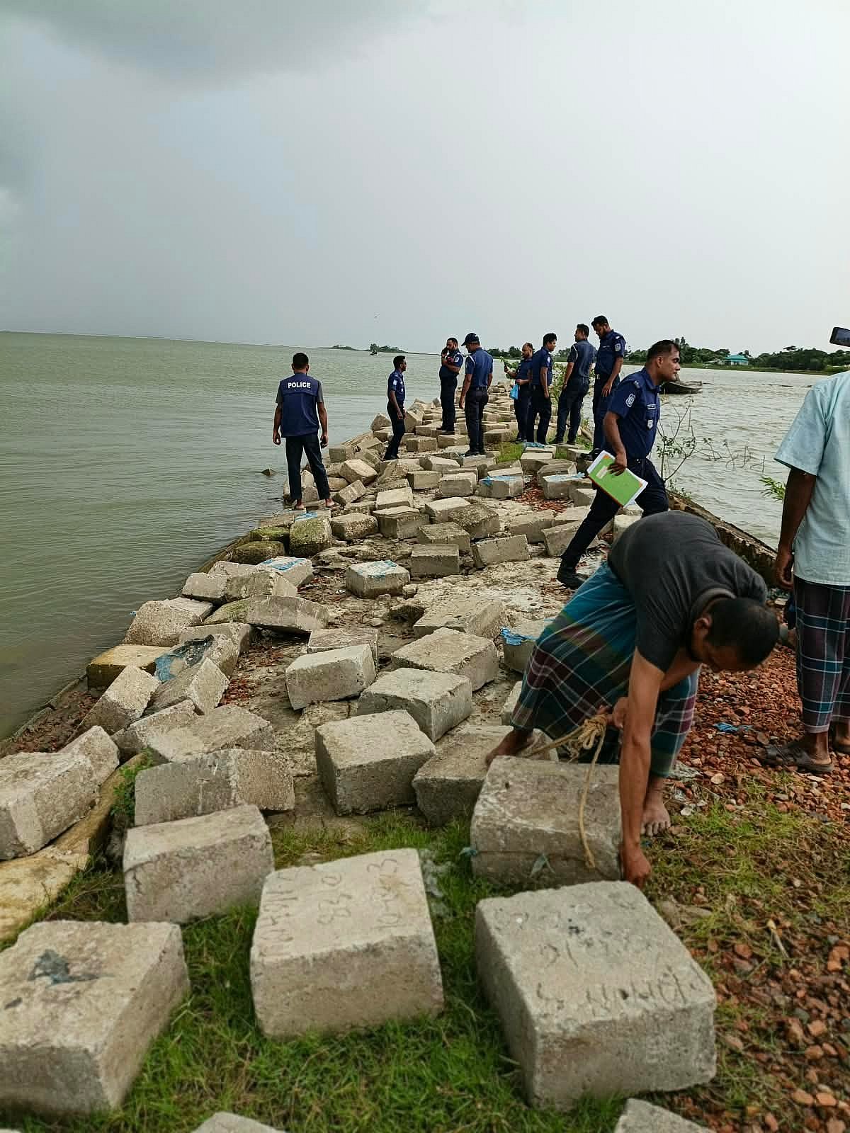 নেত্রকোনায় বাঁধ থেকে নিয়ে যাওয়া ব্লক ফেরত দিয়ে গেলেন স্থানীয়রা
