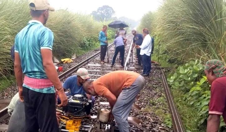 নাটোরে ভাঙা রেললােইন মেরামত, ধীরগতিতে চলছে ট্রেন