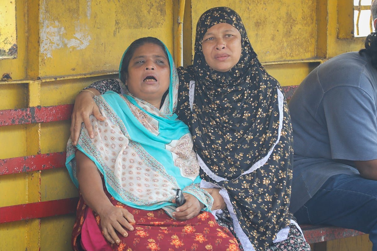 খুলনায় ফেরির সঙ্গে সংঘর্ষে ট্রলারডুবি, সকাল পর্যন্ত খোঁজ মেলেনি এক যুবকের