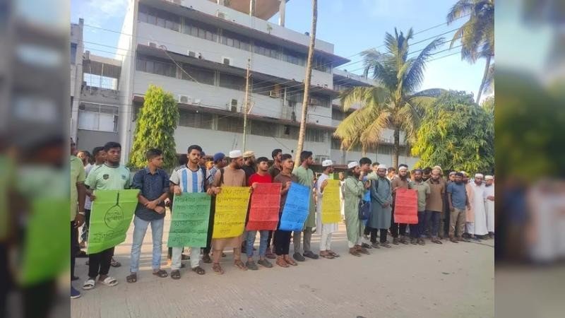নবীজি (সা.) কে কটূক্তির প্রতিবাদে বাকৃবিতে বিক্ষোভ, সর্বোচ্চ শাস্তির দাবি