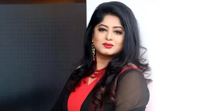 বিতর্ক পেরিয়ে একটি সুন্দর মিথ্যে নিয়ে আসছেন মৌসুমী